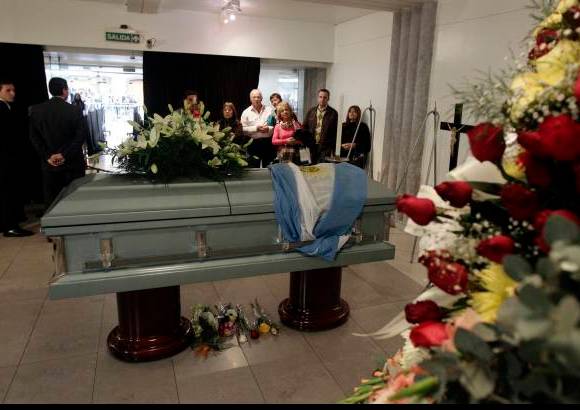 Reuters - Silvia Pousa, viuda de Cabral, decidi&#243; que el cad&#225;ver de su marido sea velado en un peque&#241;o teatro de Buenos Aires para luego ser incinerado, como deseaba el artista.