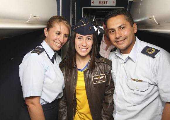 Hernán Vanegas - Mariana, al igual que Carlos Mario, fue muy cordial con los pasajeros que querían guardar un recuerdo de tan especial viaje.