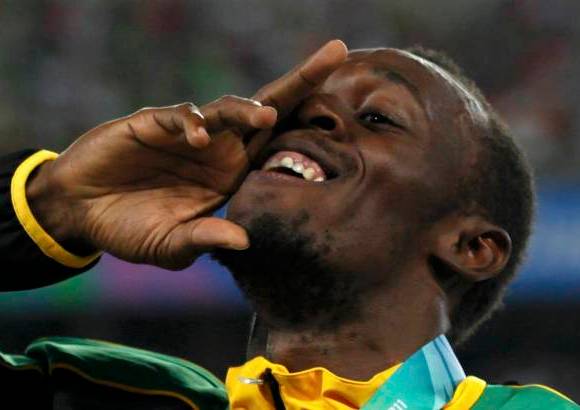 Reuters - Junto a Nesta Carter, Michael Frater y Yohan Blake, &#233;ste &#250;ltimo el campe&#243;n de los 100, Jamaica le reban&#243; seis cent&#233;simas al previo r&#233;cord mundial que ellos mismos hab&#237;an establecido en los Juegos Ol&#237;mpicos de Beijing 2008. Debido a la baja por lesi&#243;n de Asafa Powell, esta fue la primera vez que a Bolt le toc&#243; cargar con la &#250;ltima posta en una de las grandes citas.