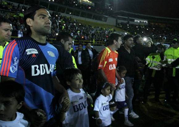 Mauricio Alvarado-Colprensa - El primer tiempo concluy&#243; 5-4 a favor de los amigos de la Pulga del Barcelona y la Selecci&#243;n Argentina, con anotaciones de Ezequiel Lavezzi, Robinho, Osvaldo, Messi y un autogol de &#193;lvaro Gonz&#225;lez, mientras que para el Resto del Mundo celebraron Radamel Falcao Garc&#237;a, Marek Hamsik, Teo Guti&#233;rrez y James Rodr&#237;guez.