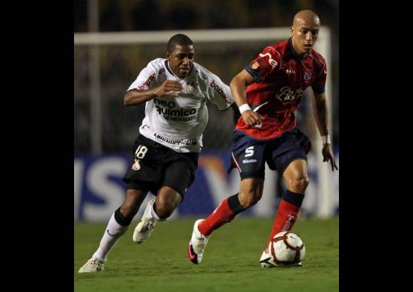 AP - El rojo ahora deber&#225; pensar en el torneo local.