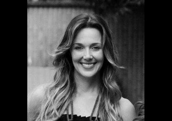 Claudia Elena V&#225;squez - Exreina de Antioquia y empresaria - &quot;Este diario es s&#237;mbolo de identidad, esperaba los viernes y s&#225;bados a que llegaran las revistas. Carlos Vives, mi esposo, me cuenta que los pap&#225;s ten&#237;an una lora a la que se le grab&#243; la voz del voceador que vend&#237;a el peri&#243;dico y cuando se la llevaron para Santa Marta solo sab&#237;a decir EL COLOMBIANO&quot;.