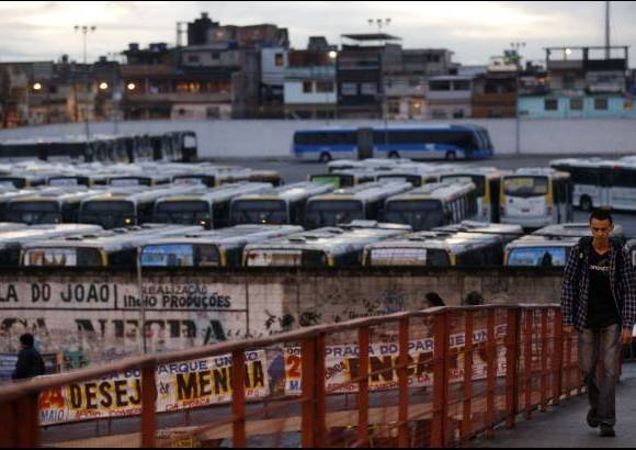 REUTERS - Los conductores de buses en R&#237;o de Janeiro dijeron el martes que iniciar&#237;an una huelga de 24 horas a la medianoche, mientras que profesores marcharon por la autopista principal de Sao Paulo para exigir un aumento salarial.