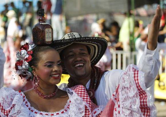 AP - Con vestidos tradicionales del colombiano, los bailarines muestran sus mejores movimientos en mitad de la calle.