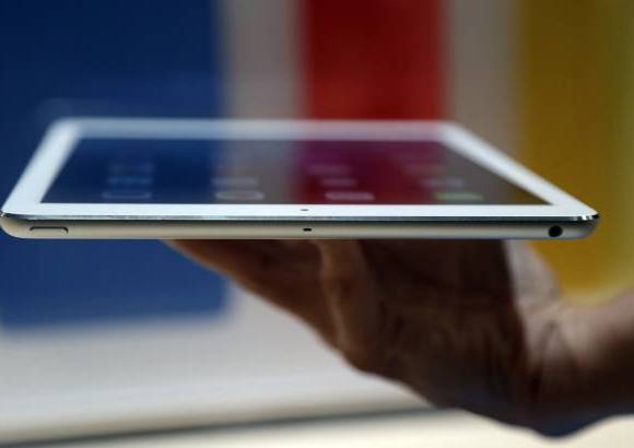 AP - Un empleado sostiene el nuevo iPad Air.