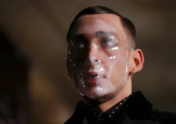 Reuters - El diseñador Alexander McQueen presentó su propuesta de moda para Otoño / Invierno 2013. Una modelo desfiló una con ropa de "La colección de Londres: Hombres".