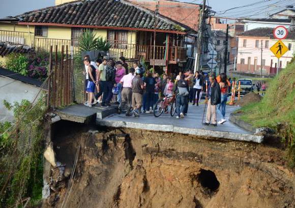 - En 24 horas de tareas por parte de los organismos de socorro fueron rescatados con vida 13 personas.