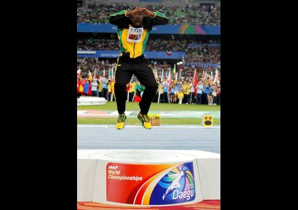 Reuters - Bolt consigui&#243; el s&#225;bado la medalla de oro en los 200 metros, tras ser descalificado en la final de los 100 metros seis d&#237;as antes.
