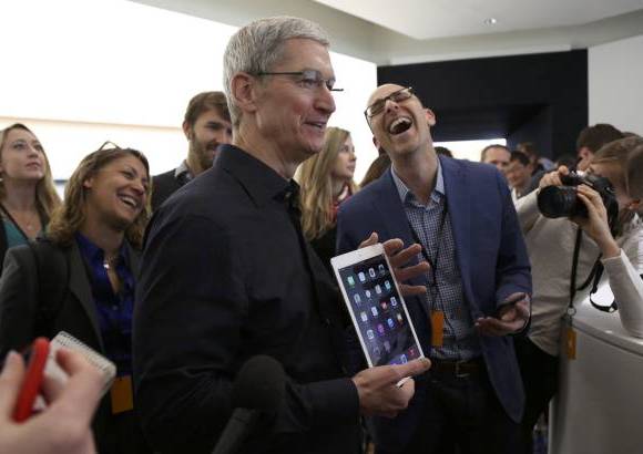 Reuters - Tim Cook present&#243; orgulloso las novedades del iPad.