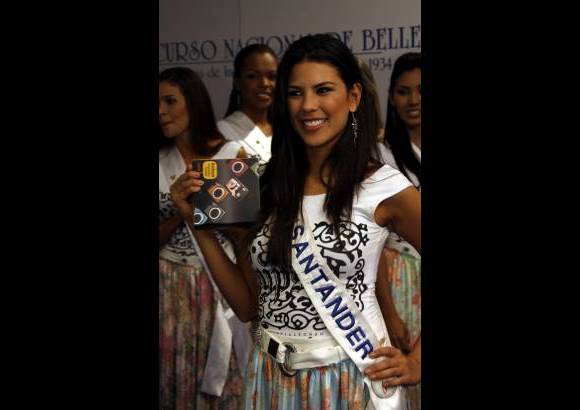 Colprensa - La Señorita Santander, Laura Melissa Patiño Contreras, ganó una cámara digital como premio.