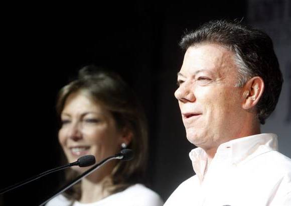 Colprensa - El candidato Santos rindió tributo al actual presidente, Álvaro Uribe, del que fue ministro de Defensa.