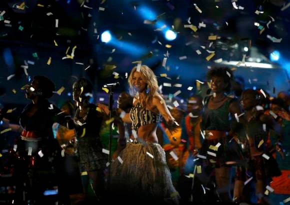 Reuters - Acompa&#241;ada por varios grupos de baile africanos, Shakira interpret&#243; dos de sus grandes &#233;xitos, La loba y Hips don&#39;t lie, y finalmente cant&#243; Waka Waka.