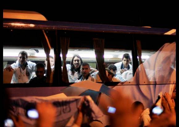 Reuters - Hasta los mismos jugadores se vieron sorprendidos con las proporciones del recibimiento. Ninguno de ellos se esperaba tal respaldo por parte de la afición de bonaerense.