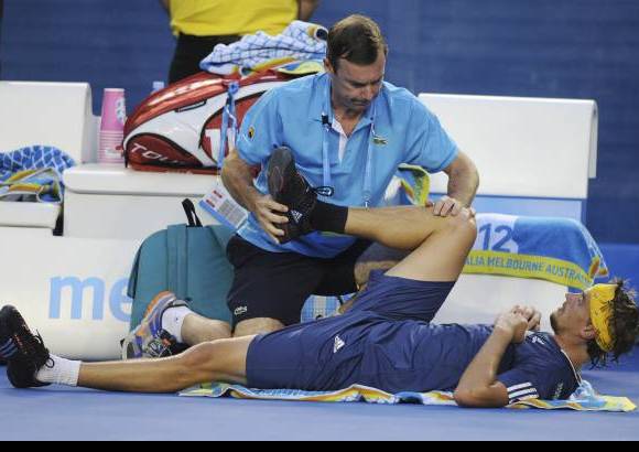 AP - El ruso Alexander Kudryavtsev es tratado durante el juego ante Federer.