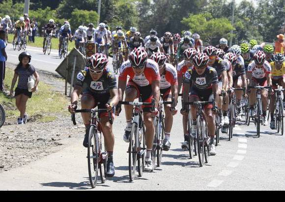 Róbinson Sáenz - Seguido de Juan Pablo Forero cruzaron la meta los pedalistas Jairo Salas, Jefry Romero, el italiano Marco Zanotti y Marvín Angarita, todos con el mismo tiempo.