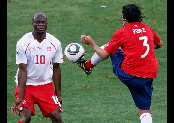 AP - El técnico del seleccionado suizo, el alemán Ottmar Hitzfeld, apostó por dos ordenadas líneas de cuatro hombres, lo que restó espacios al conjunto chileno.