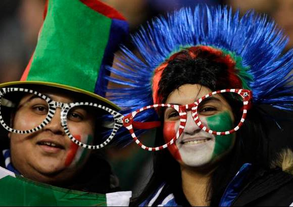 AP - Muchos hinchas alentando a Italia.