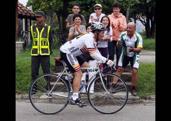 Manuel Saldarriaga - Nelson Badillo tuvo la fortuna de contar con el apoyo de sus familiares en el criterio de ruta. Son doce a&#241;os de estar d&#225;ndole pedal a sus ilusiones, esas que lo llevaron a competir, desde hace cuatro a&#241;os, en el Cl&#225;sico. Es guarda de seguridad en el Centro Santillana.