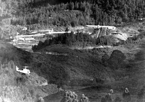 FOTO ARCHIVO EL COLOMBIANO - El 19 de junio de 1991, tras una anunciada negociaci&#243;n, Pablo Escobar se entrega a las autoridades colombianas para ser recluido en La Catedral; la c&#225;rcel llena de lujos construida por el mismo capo, que eran disfrutados a placer por &#233;l y sus sicarios.