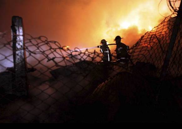 Manuel Saldarriaga - El incendio se presentó en la madrugada de este miércoles en el barrio Primavera del Municipio de Envigado. La conflagración comenzó en un deposito de maderas y las llamas alcanzaron cerca de 30 metros.