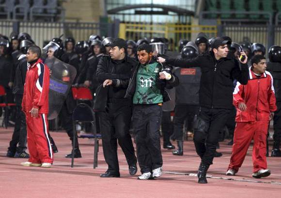 Reuters - Los hinchas del Al Masry, el equipo local, amenazaron de muerte desde el comienzo del partido a los seguidores y jugadores del rival Al Ahly y al final del encuentro se lanzaron al campo para perseguirlos.