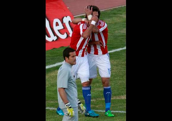 Reuters - El empuje paraguayo pudo m&#225;s que el juego pulido brasile&#241;o en el complemento, en que Estigarribia le sirvi&#243; un bal&#243;n a Santa Cruz, que se col&#243; entre los dos centrales y anot&#243; desde cerca. Fue su gol n&#250;mero 25 y alcanz&#243; a Jos&#233; Saturnino Cardozo, que lideraba la tabla hist&#243;rica de Paraguay.