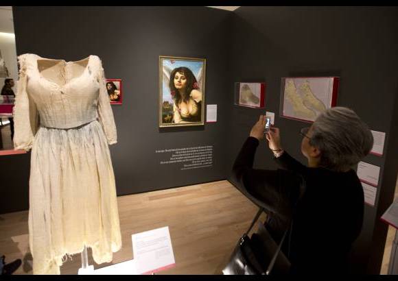 AP - La exposici&#243;n incluye fotograf&#237;as, pinturas y vestidos usados en las pel&#237;culas.