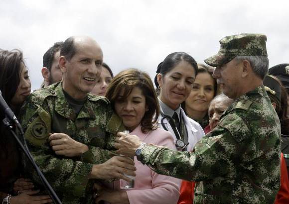 Colprensa-Andr&#233;s Torres - El general Mendieta recibi&#243; un homenaje en la Polic&#237;a, donde le celebraron su cumplea&#241;os 53.