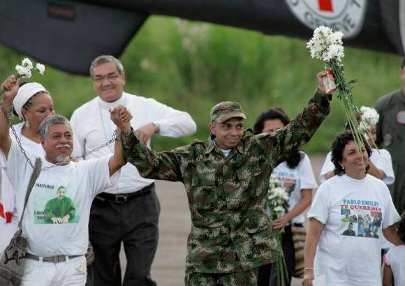 AP - Moncayo tambi&#233;n dirigi&#243; un saludo marcial a militares de Florencia, capital del departamento de Caquet&#225;.