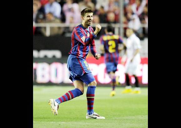 AFP - Gerard Piqu&#233;, defensor central, campe&#243;n del &#250;ltimo mundial en Sud&#225;frica, se hizo un espacio entre la defensa del equipo ideal.