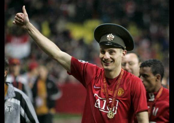 AP - El equipo es elegido por los m&#225;s de 50.000 afiliados del FIFPro, el sindicato internacional de futbolistas. El Serbio Nemanja Vidic es uno de los defensas centrales elegidos.