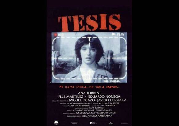 Retrospectiva Óperas Primas: Tesis - Director: Alejandro Amenábar. Sinopsis: Ángela, estudiante de cine, realiza su tesis de grado sobre la violencia audiovisual. En su investigación descubre que uno de los casos de agresión es real y ocurrió en su universidad.