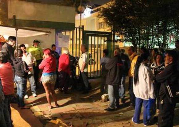 Yefferson Miranda - Pacientes hacen fila desde la madrugada para que los atiendan en un centro de salud.