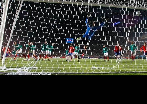 Reuters - La inexperiencia de los jugadores mexicanos fue evidente en todo el encuentro, especialmente por la falta de asociación a la hora de atacar.