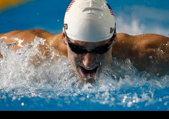 Reuters - Un poco de aire para seguir buscando el primer lugar, la meta de cada uno de los deportistas.