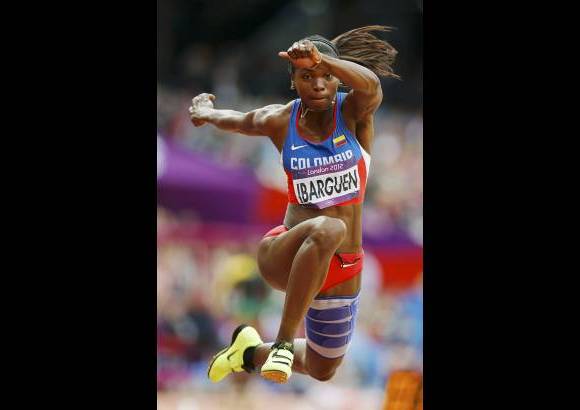 Reuters - La atleta colombiana Caterine Ibarg&#252;en se clasific&#243; para la final de su especialidad, el salto triple.
