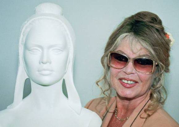 AFP - Par&#237;s, 11 de mayo 1993. Bardot sonr&#237;e junto al busto de Marianne, el s&#237;mbolo de la Rep&#250;blica Francesa, para el que la diva se prest&#243; como modelo.