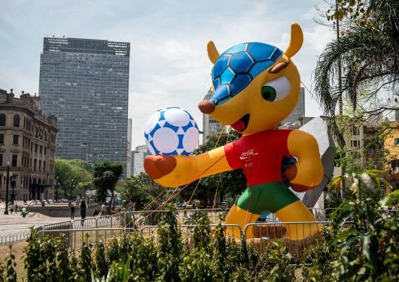 AFP - La mascota del Mundial Brasil 2014, un armadillo de tres bandas, es considerada como un especie vulnerable por la Unión Internacional para la Conservación de la Naturaleza (UICN). Este armadillo, conocido como "tatu-bola", se creía extinto hasta su redescubrimiento en 1990 y este año el Gobierno de Brasil presentará en junio un plan para salvar al personaje que inspira a Fuleco, la mascota del torneo de la FIFA.