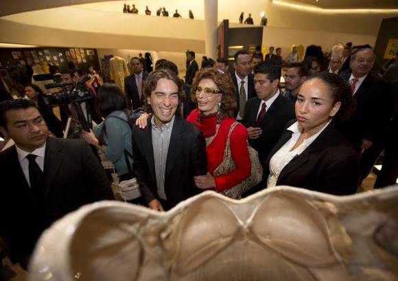 AP - La actriz italiana inaugur&#243; este jueves la exposici&#243;n conmemorativa &quot;Sophia Loren M&#233;xico&quot; con objetos de su c&#233;lebre carrera. Aqu&#237; con su hijo Carlo Ponti.