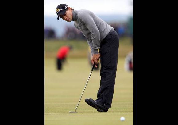 AP - Camilo Villegas cerró con 68 golpes en su tarjeta.