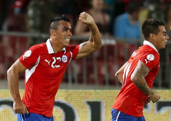 AP - Con un tempranero gol de Esteban Paredes y un tanto de Eduardo Vargas en la recta final, Chile venci&#243; a Uruguay y le arrebat&#243; el cuarto lugar de la tabla.