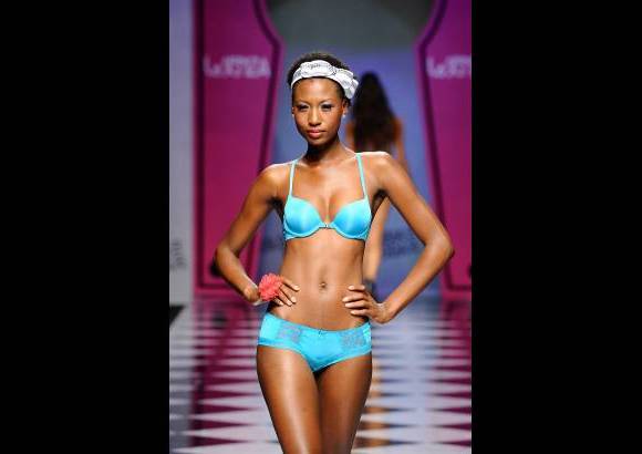 Cortesía Cámara Lúcida - Los brassieres Itec, elaborados con alta tecnología, con tela de microfibra sin varillas ni costuras, para dar un look perfecto sin marcas.