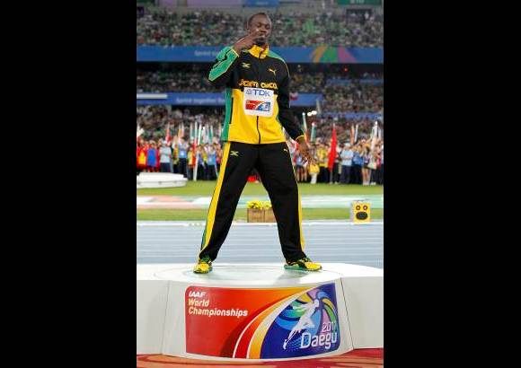 Reuters - Al d&#237;a siguiente de haberse proclamado campe&#243;n en los 200, con el cuarto tiempo m&#225;s r&#225;pido de la historia, Bolt fue incontenible en la recta final del relevo al parar el cron&#243;metro con 37.04, arrojando por los aires el bast&#243;n.
