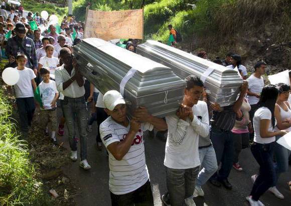 Esteban Vanegas - Con carteles alusivos a la paz y banderas blancas, descendió la marcha fúnebre.