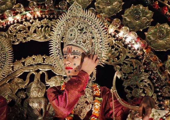 AP - Es un artista indio, vestido como el dios hind&#250; Rama, listo para participar en el festival de Dussehra.