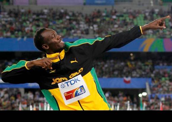 Reuters - Usain Bolt comenz&#243; el Mundial de atletismo con una mueca de disgusto y escuchando el murmullo de que, despu&#233;s de todo, es vulnerable. Sin embargo, Bolt se encarg&#243; de despejar las dudas con un asombroso cierre del campeonato al salir disparado como un bala en la &#250;ltima posta de un relevo 4x100 que eclips&#243; el r&#233;cord mundial.