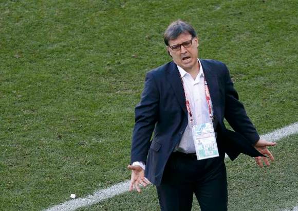 Reuters - El técnico Gerardo Martino, por momentos inconforme con el resultado, planteó un esquema 4-3-3, en el que sobresalió la inclusión de Roque Santa Cruz en un trío de delanteros junto a Barrios y Nelson Haedo Valdez.