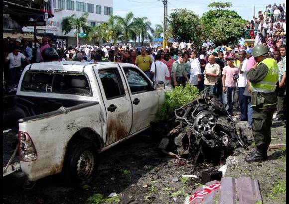 Reuters - La explosi&#243;n destruy&#243; veh&#237;culos de servicio p&#250;blico, los ventanales de varias edificaciones y afect&#243; la estructura de la sede de la alcald&#237;a de Buenaventura.