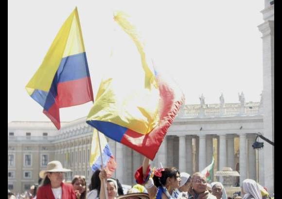 Colprensa - Banderas colombianas se vieron en la Plaza de San Pedro en la ceremonia de canonización de la Madre Laura.