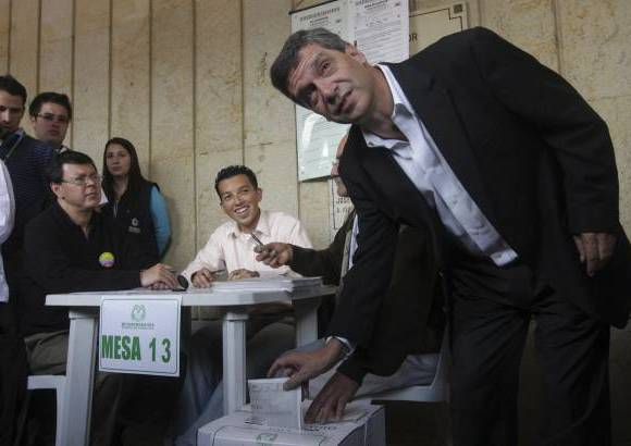 Colprensa - El candidato a la presidencia por el partido Liberal, Rafael Pardo, votó en la Plaza de Bolívar, en Bogotá.